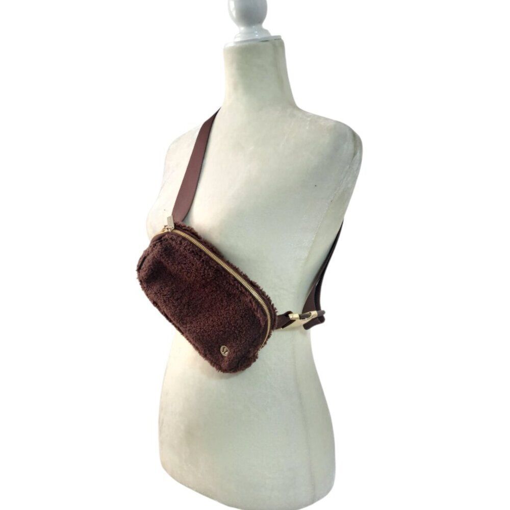 Lululemon Women's Everywhere Belt Bag Travel Fleece Brown Earth Gold Hardware